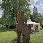 Bunt geschmückte Figur im Park 2
