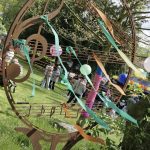 Bunt geschmückte Figur im Park 1